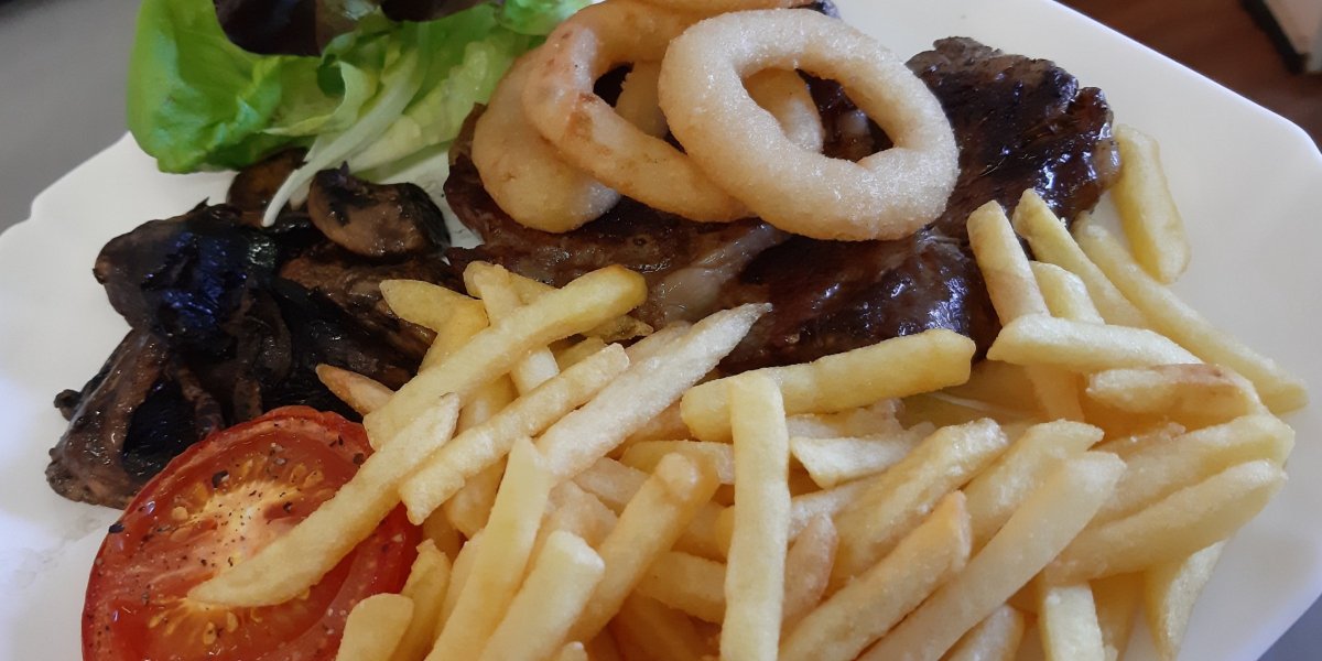 Dinner time - Juicy Steak, Chips and Onion Rings at Sovereign Quarter Horses